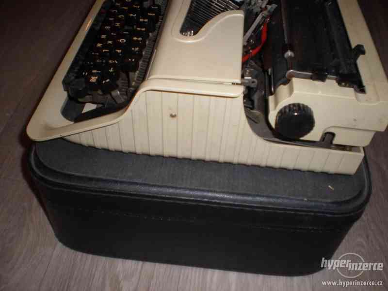 3 mechanické  kufříkové psací stroje - foto 13