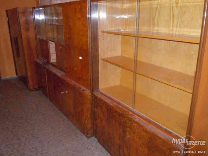 Nábytková sestava leštěný ořech dle návrhu J. Halabala - foto 1