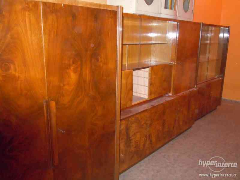 Nábytková sestava leštěný ořech dle návrhu J. Halabala - foto 2