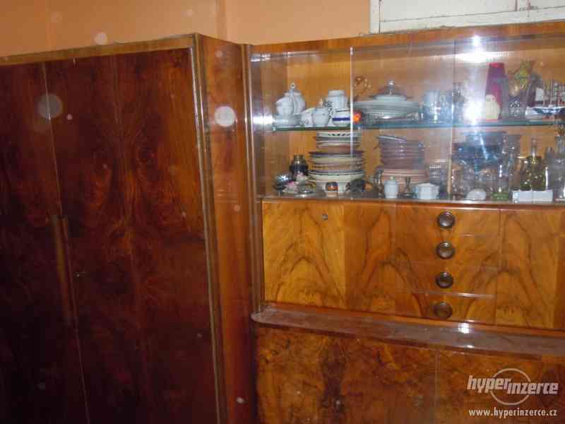 Nábytková sestava leštěný ořech dle návrhu J. Halabala - foto 5