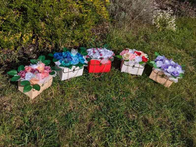 Ručně vyráběné květiny ze stuh - foto 8