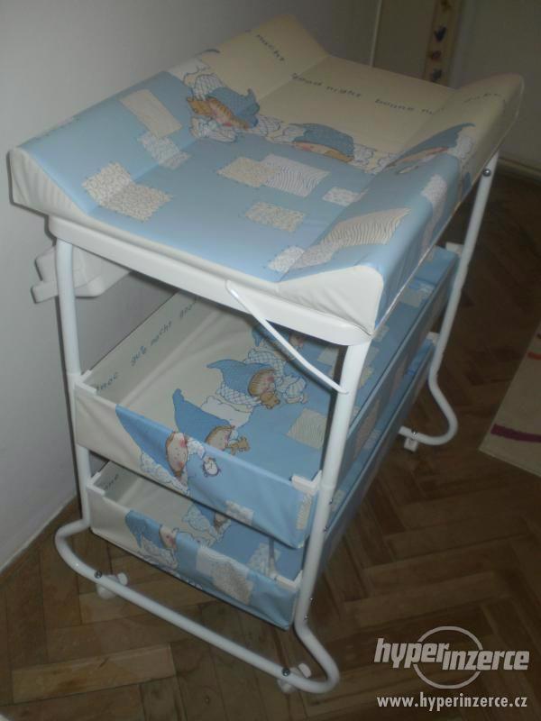 Přebalovací pult s kolečky a vaničkou - foto 1