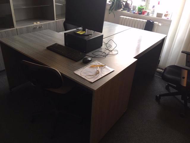 Daruji kancelářský nábytek - stoly, prosklené regály - foto 2