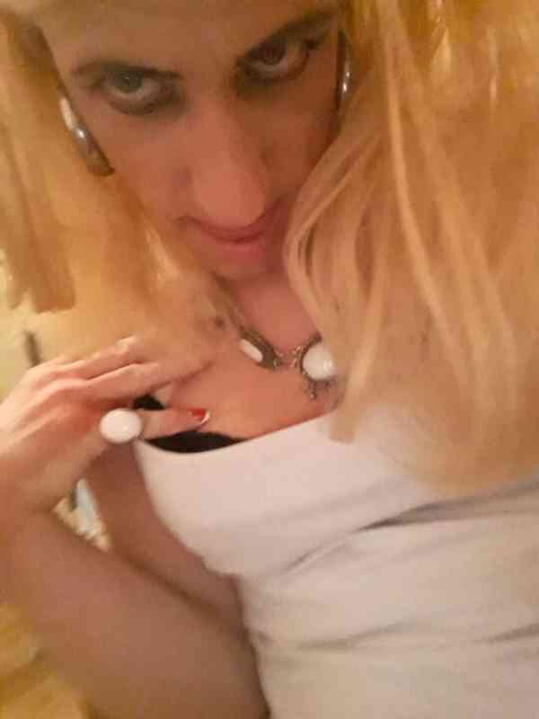 Klára Transka oral sex - foto 1
