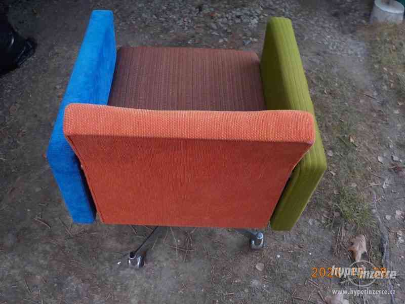 stará otočná křesílka a dřevěné židle - foto 5