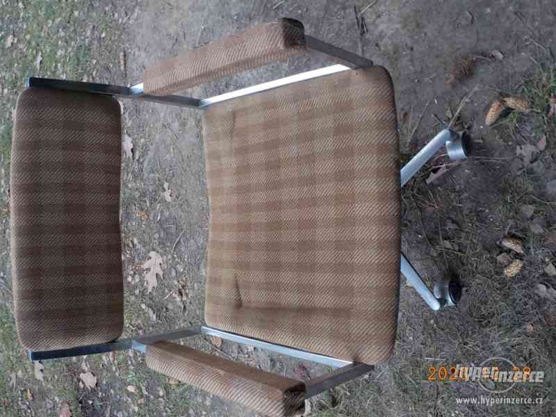 stará otočná křesílka a dřevěné židle - foto 8