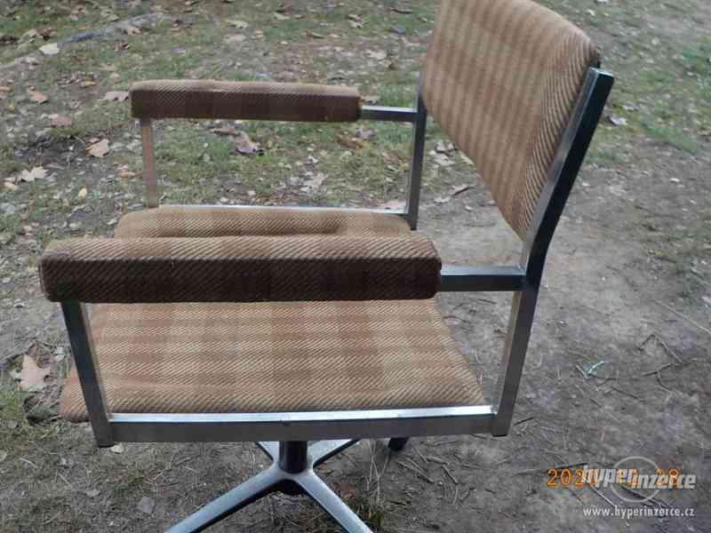 stará otočná křesílka a dřevěné židle - foto 10