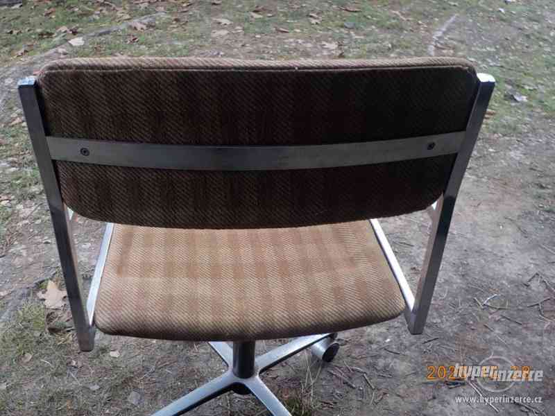 stará otočná křesílka a dřevěné židle - foto 11