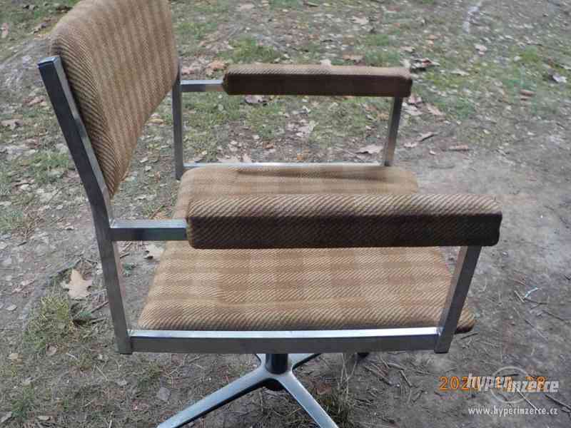 stará otočná křesílka a dřevěné židle - foto 12