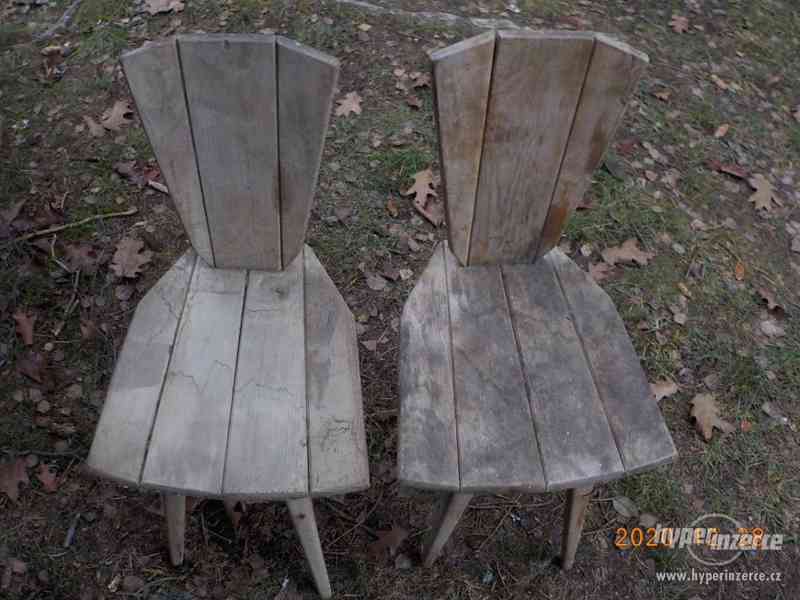 stará otočná křesílka a dřevěné židle - foto 14