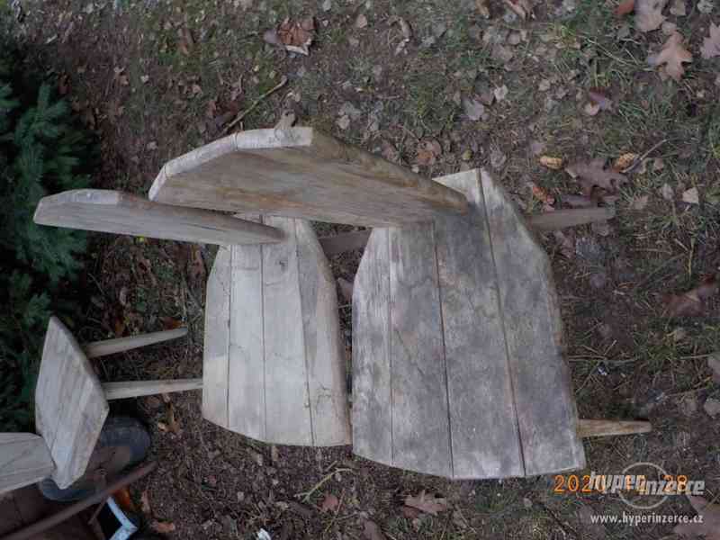 stará otočná křesílka a dřevěné židle - foto 15