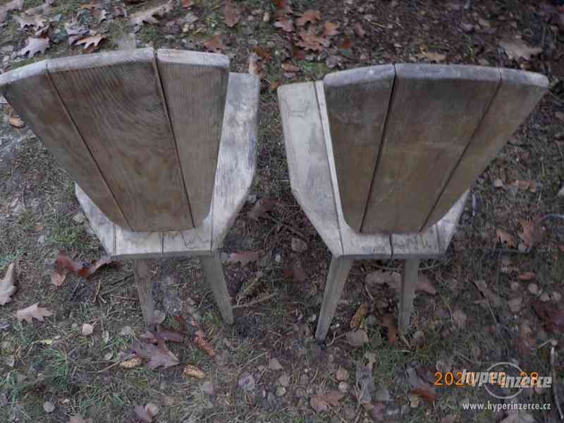 stará otočná křesílka a dřevěné židle - foto 16