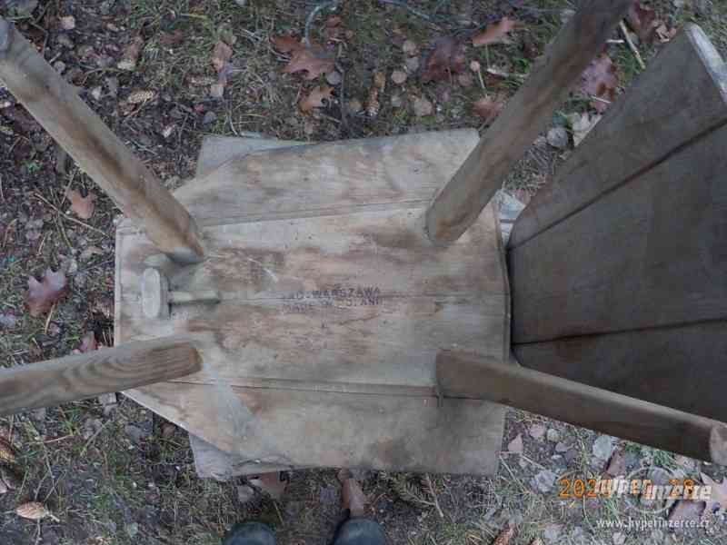 stará otočná křesílka a dřevěné židle - foto 17