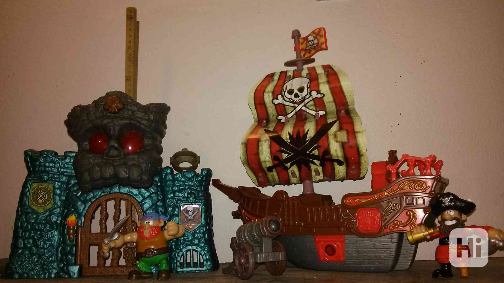 Dětské hračky - strašidelná brána a pirátská loď i s piráty - foto 1