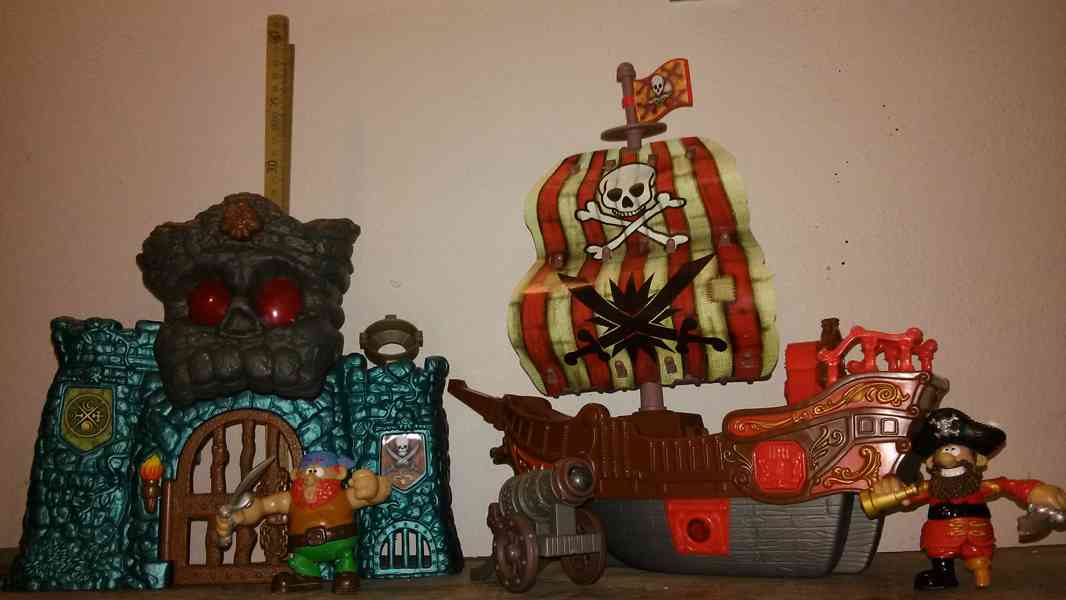 Dětské hračky - strašidelná brána a pirátská loď i s piráty - foto 1