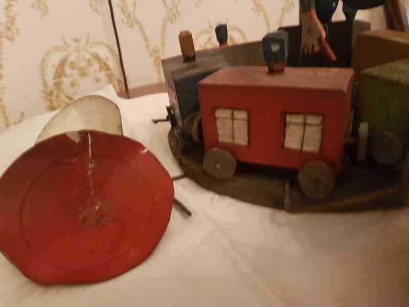 Stará ručně vyrobená hračka nádražní kolotoč s výpravčím - foto 4