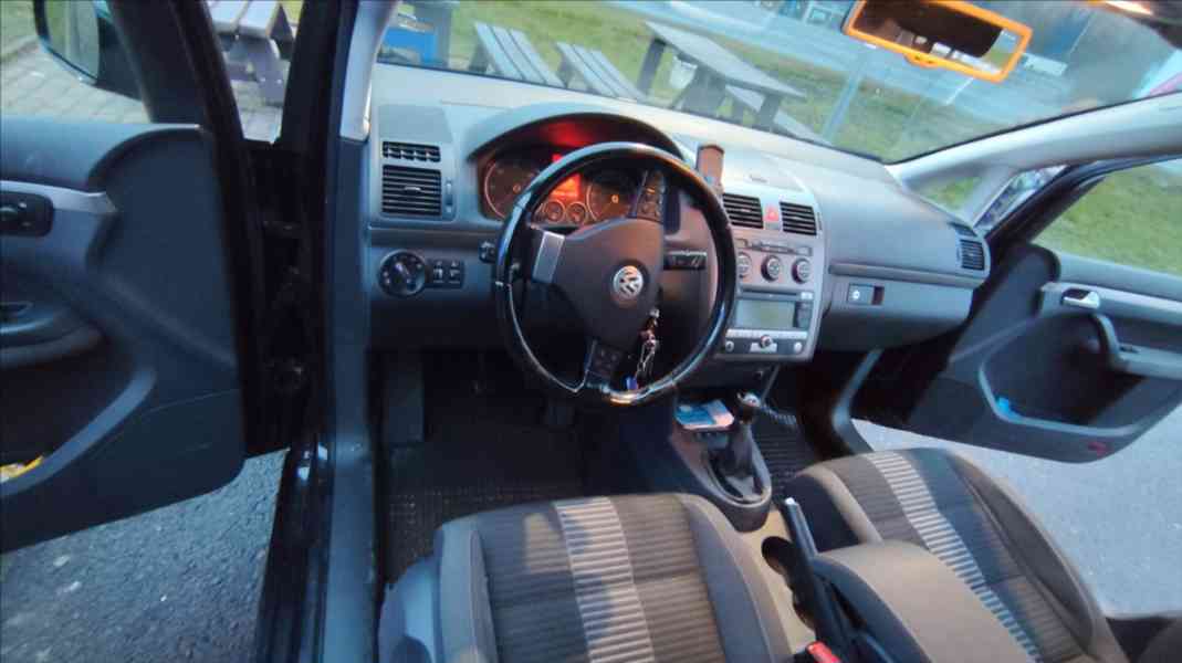 Volkswagen Touran 2,0 - foto 4