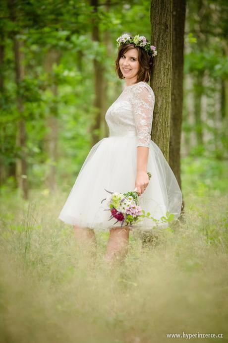 Smetanové krátké svatební šaty z krajky a tylu - foto 1
