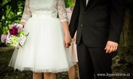 Smetanové krátké svatební šaty z krajky a tylu - foto 3