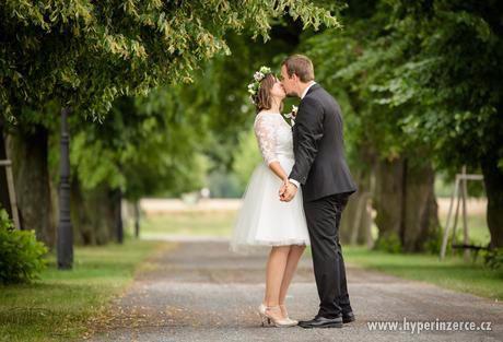 Smetanové krátké svatební šaty z krajky a tylu - foto 5