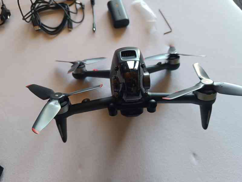 Dron DJI FPV Combo - foto 10