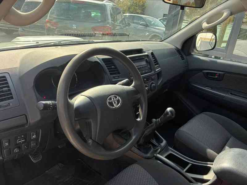 Toyota Hilux 2,5 D4D Life 4x4 106kw - foto 19