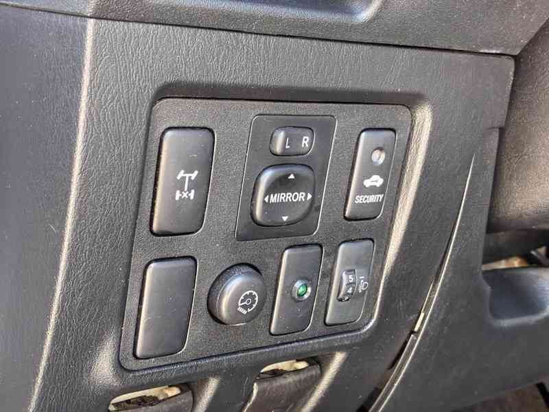 Toyota Hilux 2,5 D4D Life 4x4 106kw - foto 13