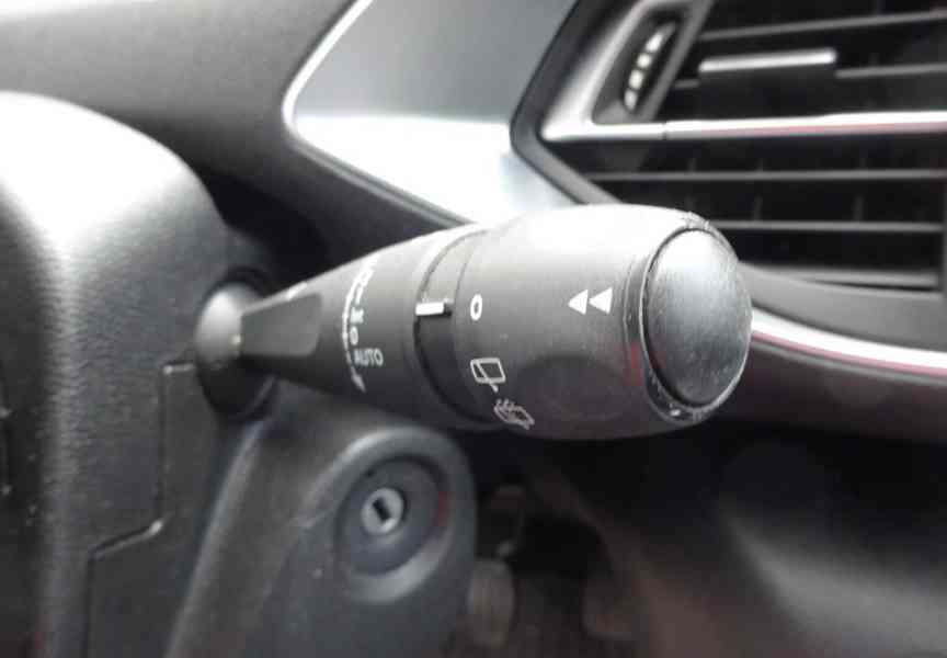 Peugeot 308 1.2 PureTech r.v.2018 (81 kw) ČR po rozvodech - foto 14