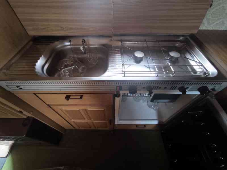 Chata na kolech. Pěkný Burstner na pevné stání, odvoz možný - foto 10