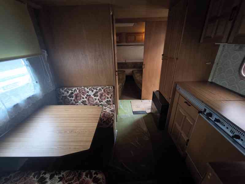 Chata na kolech. Pěkný Burstner na pevné stání, odvoz možný - foto 9