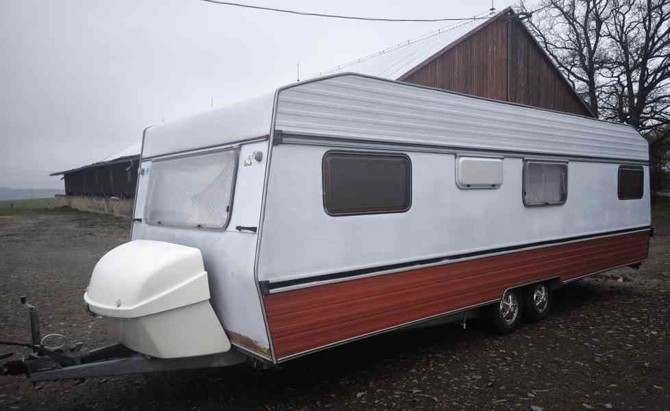 Chata na kolech. Pěkný Burstner na pevné stání, odvoz možný - foto 7