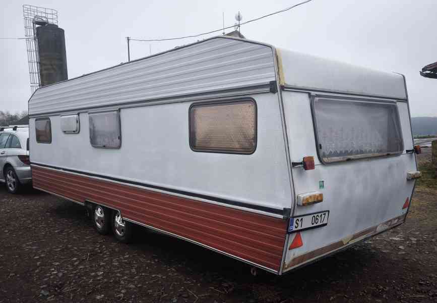 Chata na kolech. Pěkný Burstner na pevné stání, odvoz možný - foto 4