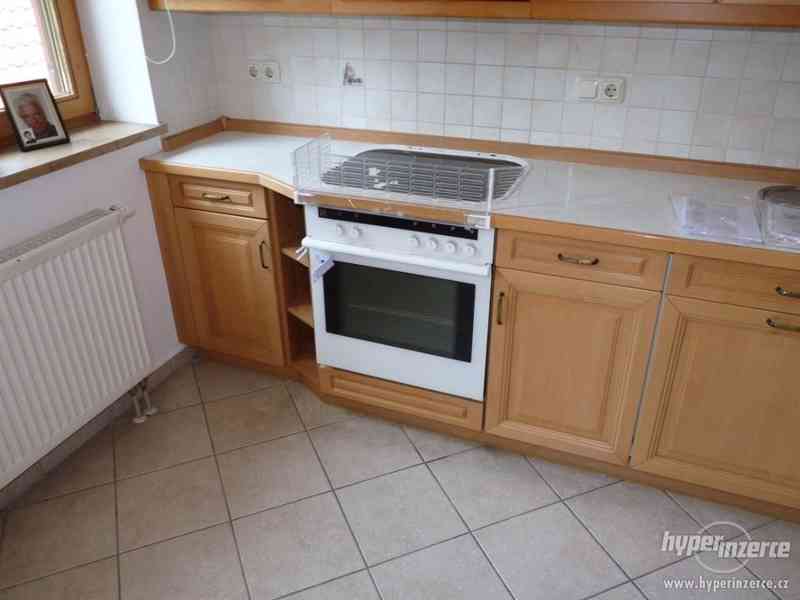Velmi pěkná kuchyně - světlá - foto 12