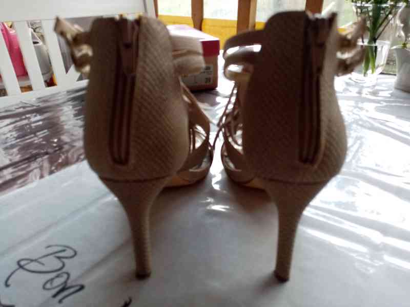 Dámské extravagantní sandály s třásněmi vel. 39 - foto 4
