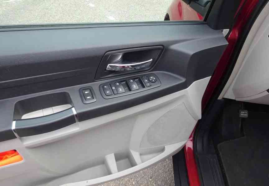 Chrysler Grand Voyager, 2,8CRDi NAVI-7MÍST AUTOMAT - foto 6