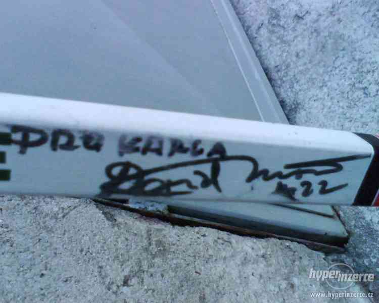 nová hokejka podepsaná Davidem Moravcem z Nagana 1998 - foto 1