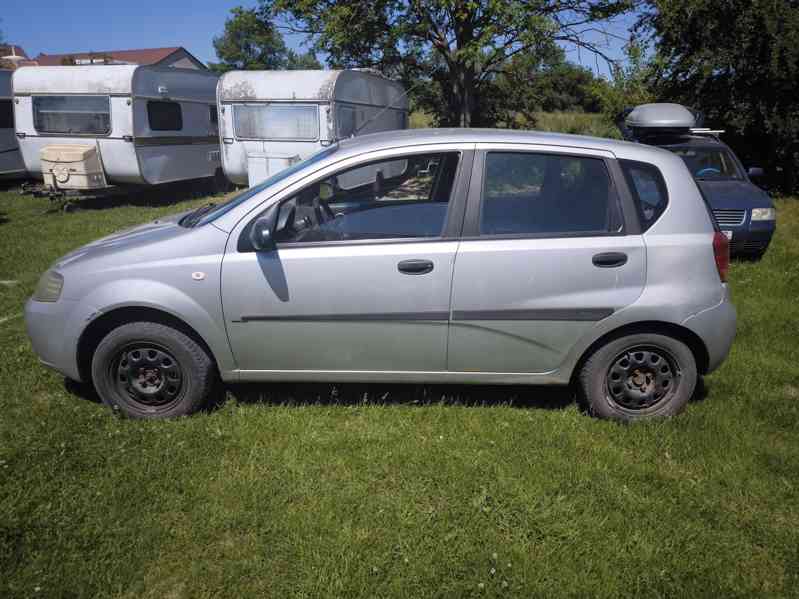 Chevrolet Klas Aveo 1.2, první majitelka, koupeno nové v ČR. - foto 2