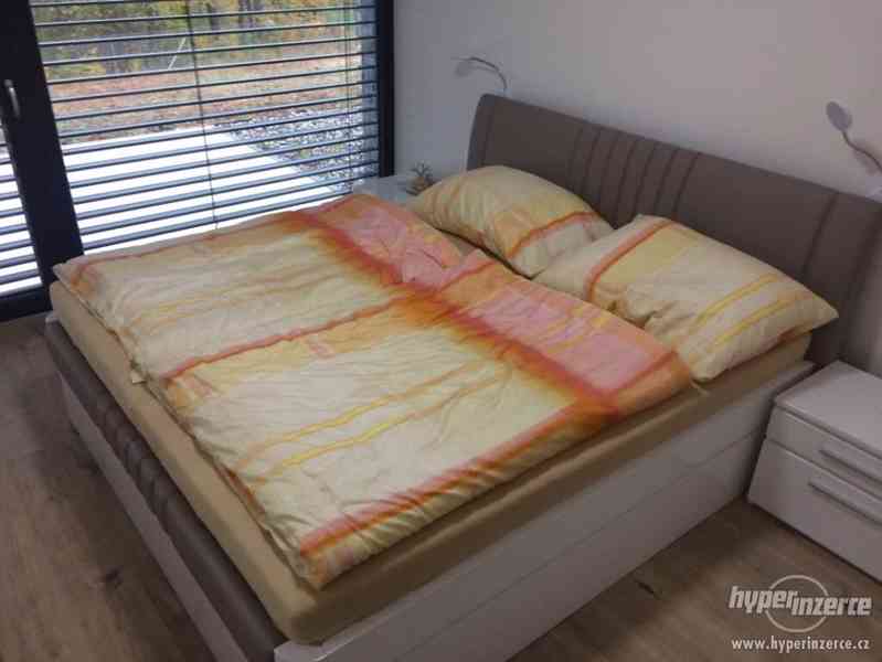 Manželská postel, matrace 2x 90x200 cm, rošt 2x 90x200 cm - foto 1