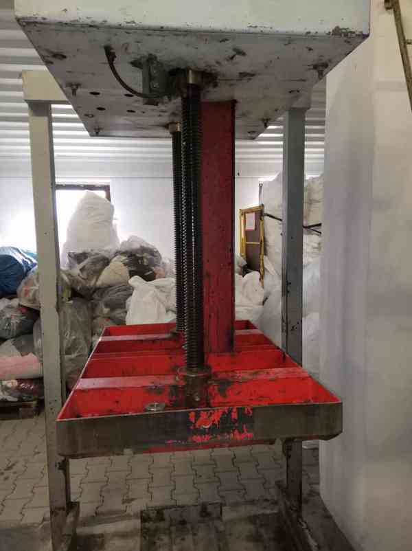 Paketovací lis PRAGO METAL 5 tun + 4x kontejner - foto 4