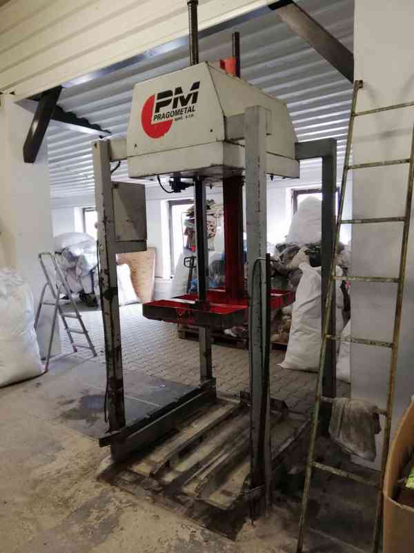Paketovací lis PRAGO METAL 5 tun + 4x kontejner - foto 2