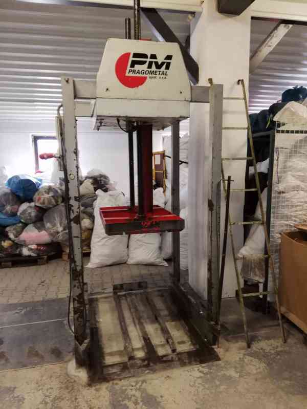 Paketovací lis PRAGO METAL 5 tun + 4x kontejner - foto 1