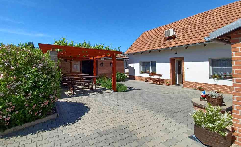 Prodej rodinného domu, ubytovacího zažízení - foto 2