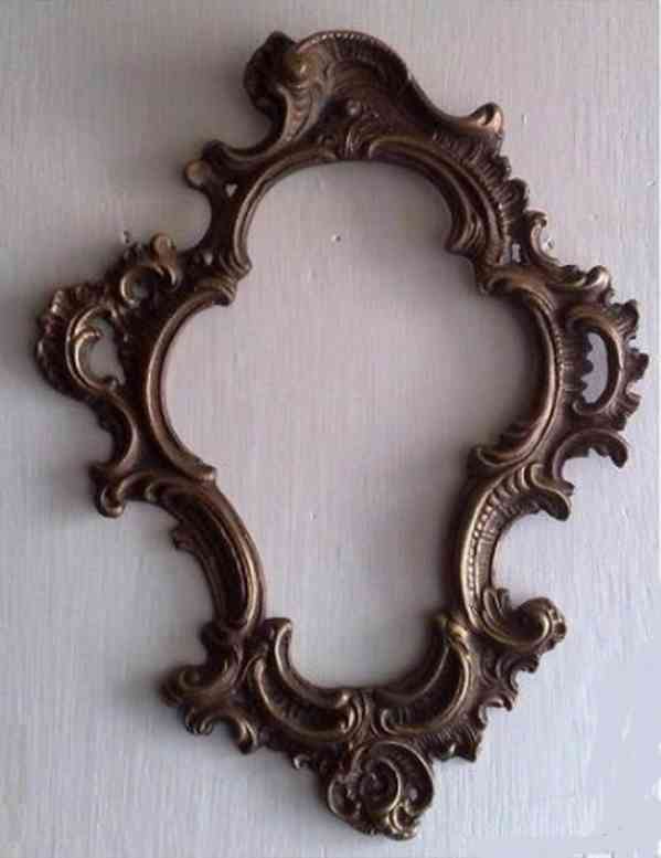 Zrcadlo v barokním bronzovém rámečku