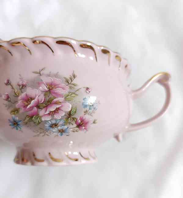 Šálek s podšálkem z růžového porcelánu  - foto 4