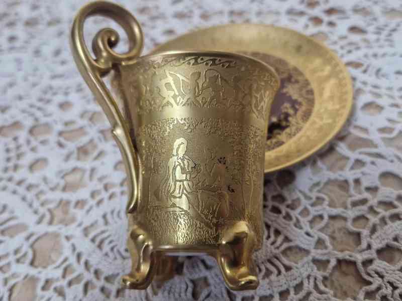 Empírový bohatě zlacený Hrnek na nožičkách vínový Karlsbad - foto 6