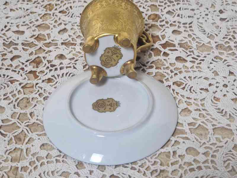 Empírový bohatě zlacený Hrnek na nožičkách vínový Karlsbad - foto 10