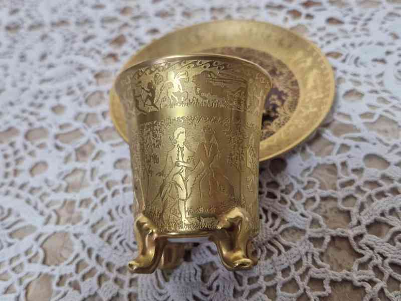 Empírový bohatě zlacený Hrnek na nožičkách vínový Karlsbad - foto 7