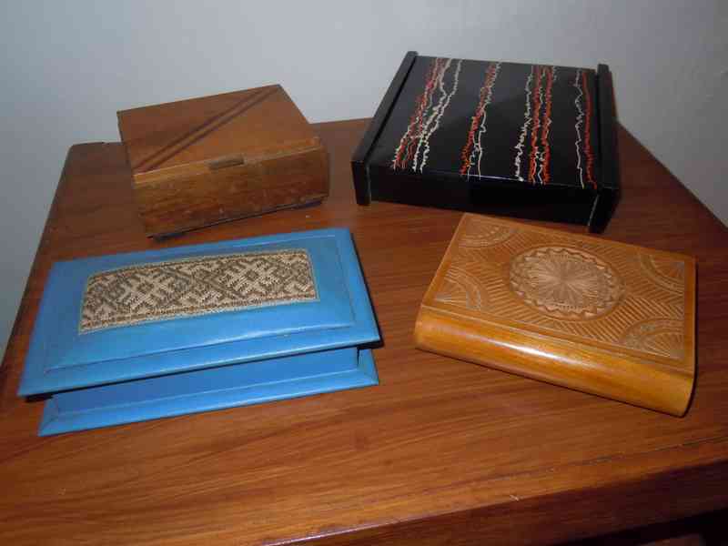 Staré dřevěné  a kožené krabičky – šperkovnice
