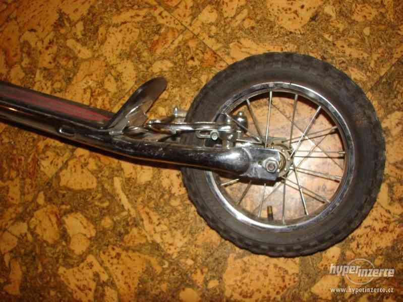 Stříbrná koloběžka Olpran - nafukovací kola, 2x brzda - foto 6
