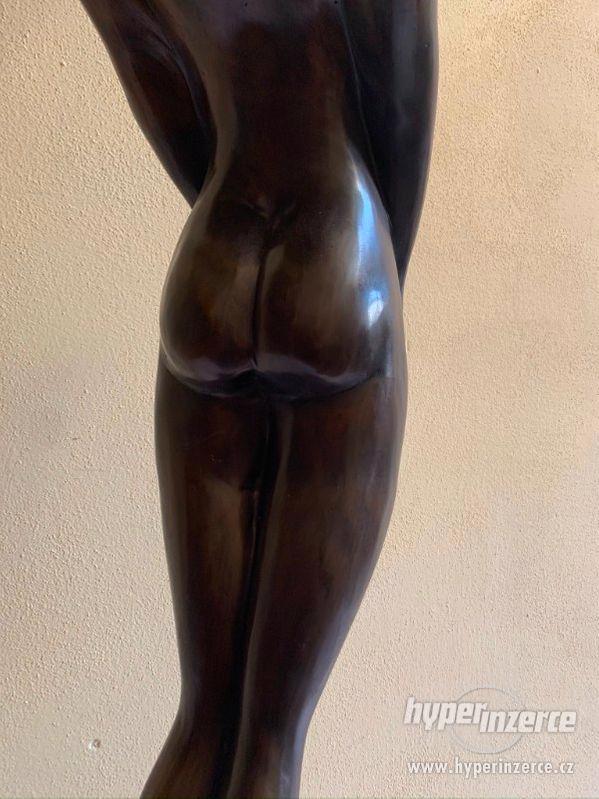 Velká bronzová socha 168 cm - moderna - foto 6